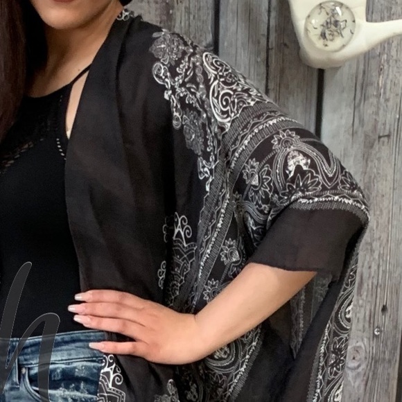 Last 1! New Beautiful Timeless Kimono Cardigan - Picture 3 of 3